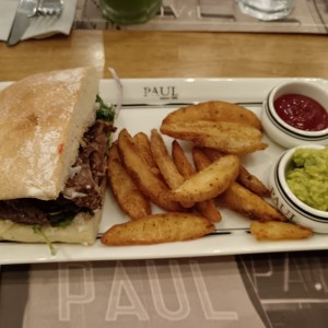 Emparedado con carne a la parrilla