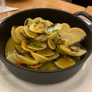 Almejas al vino. te las recomiento y con una olgaza de Pan, para la salsa que queda en ell plato