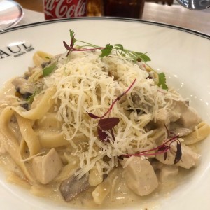 Pasta en sala blanca con pollo