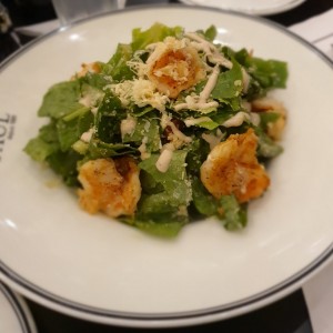 Ensalada Cesar con camarones.