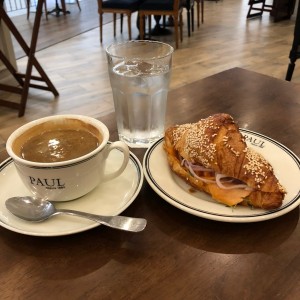 Croissant de salmon y cafe negro