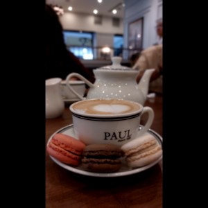 Capuchino con mini macaron