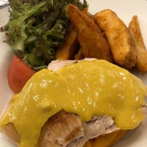 Pechuga de pollo con espinacas y mostaza.