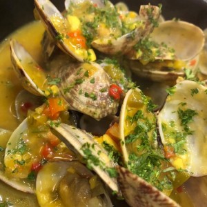 Almejas en salsa de vino y curry.