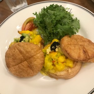 Hojaldras rellenas de camaron, aguacate y decorado con caviar.