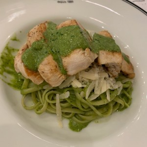 Fetuccini al pesto con pollo al grill.