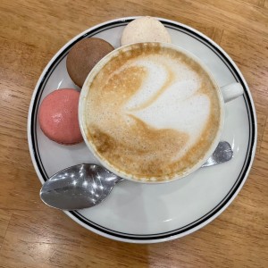 Capuccino + 3 macaroons