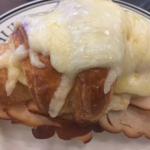 Sandwich croissant de jamon y queso.