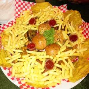 bandeja con carnes variadas 