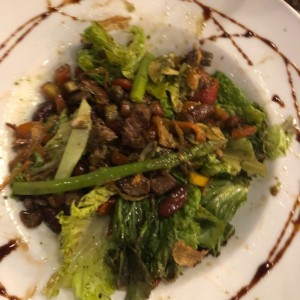 Ensalada de vegetales y Lomo