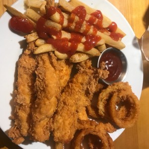 crispy chicken con papas y aros de cebolla con salsa BBQ