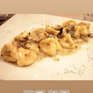 Tortellini con salda de trufa y hongos porcini. 