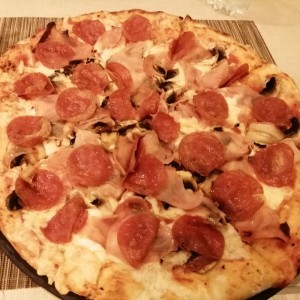 Pizza de jamon y hongos con extra de peperoni 