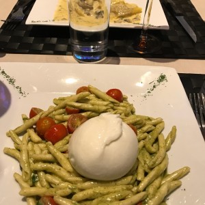PASTAS - STROZZAPRETI CON BURRATA