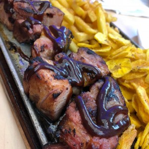 costillas con bbq, papas fritas y tostones.