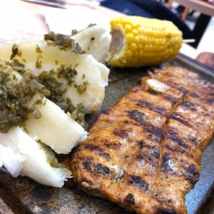 Churrasco con yuca al moho y masorca.