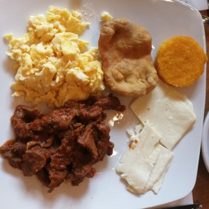 bistec picado, huevos revueltos con hojaldre y tortilla
