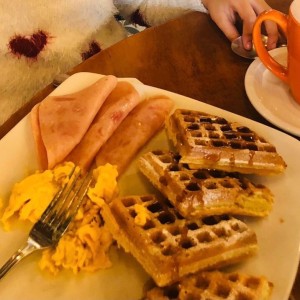 Waffles con huevo