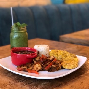 Pollo con arroz con coco, patacones y frijoles