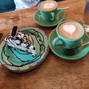 cappuccino y cheesecake de Oreo