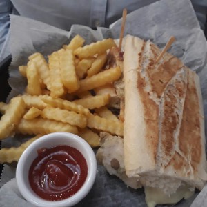 club de pollo con papas fritas