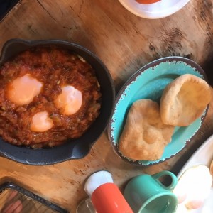 huevos criollos y hojaldre