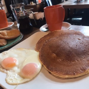 huebos fritos y panqueques