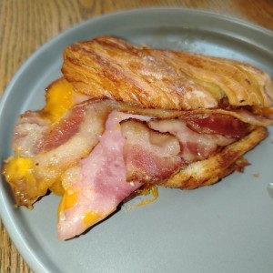 Croissant con tocino 