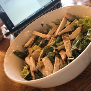 caesar salad con pollo