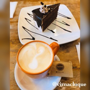 Cappuccino y dulce de chocolate