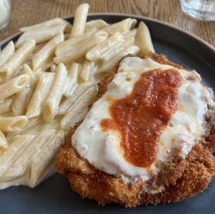Penne Alfredo con pollo