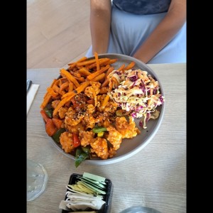 pollo estilo chino agridulce con camote y ensalada de repollo