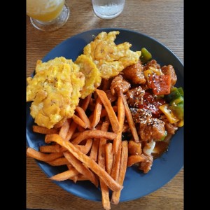 Sweet Chicken con patacones y camote
