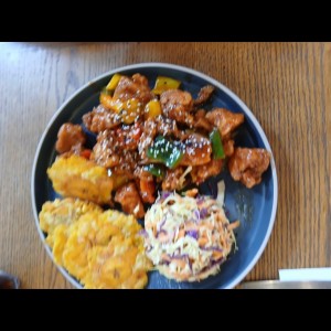 Sweet chicken con patacones y ensalada repollo.