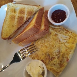 Huevos con tostadas, mermelada y queso crema