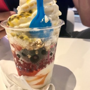 parfait con frutos del bosque y maracuya