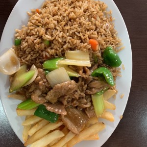 arroz frito, bistec guisado y papas fritas 