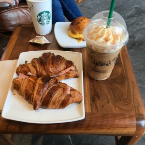 croissant y Cade Frappucino???
