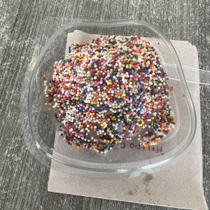 Helado de chocolate con toppings