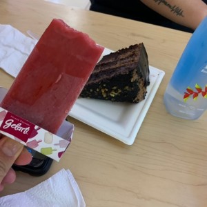 dulce de ferrero y paleta de fresa y leche condensada