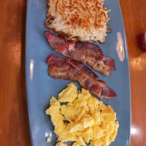 Papas rayadas, beicon y huevos