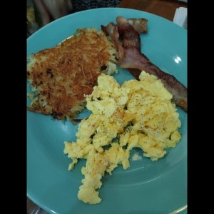 2 Huevos+Papa Hash Brown +2 Salchichas o 2 Tiras de Tocino
