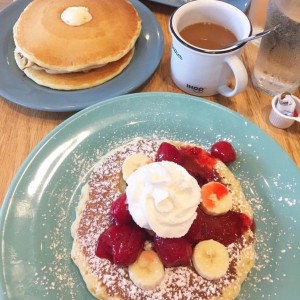 Pancake con fresas y banano