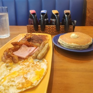pancakes, salchicha, jamon y bacon