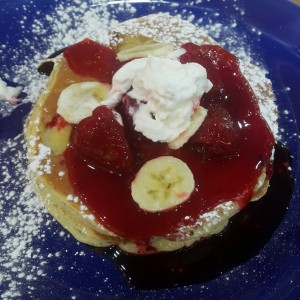 pancake con guineo y fresa