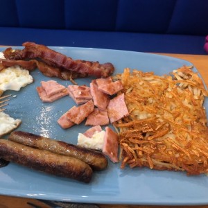 bancon salchichas y papa rayadas delicioso