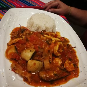 Corvina a lo Macho con Arroz Blanco