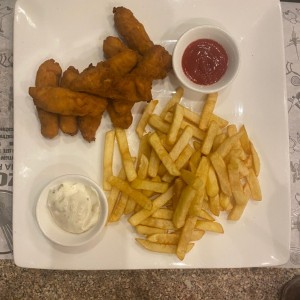 Deditos de pollo con papas fritas