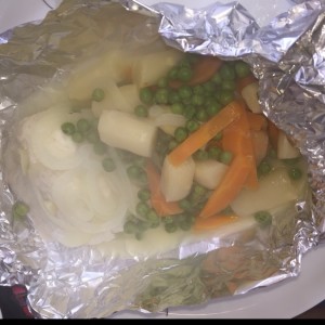 corvina al vapor con vegetales en cartucho