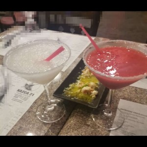 margaritas y camarones de entrada muy rico todo